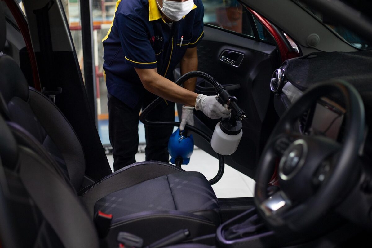Car interior cleaning vacuum